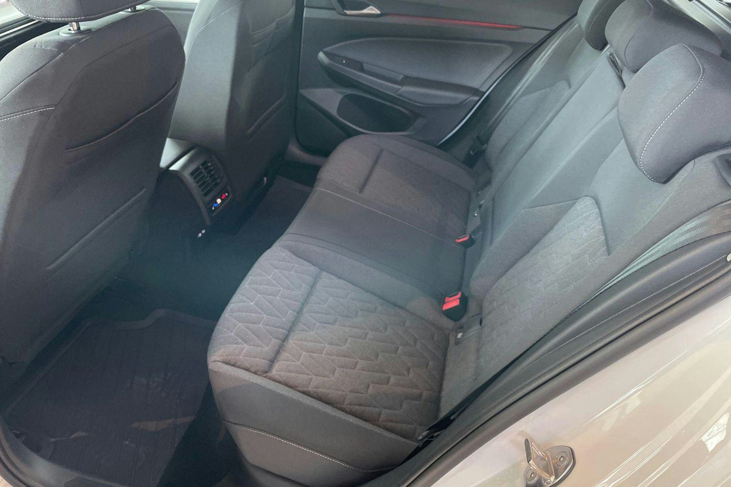 valkoinen Volkswagen Golf 2025 kuva 8.