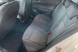 valkoinen Volkswagen Golf 2025 kuva 8.
