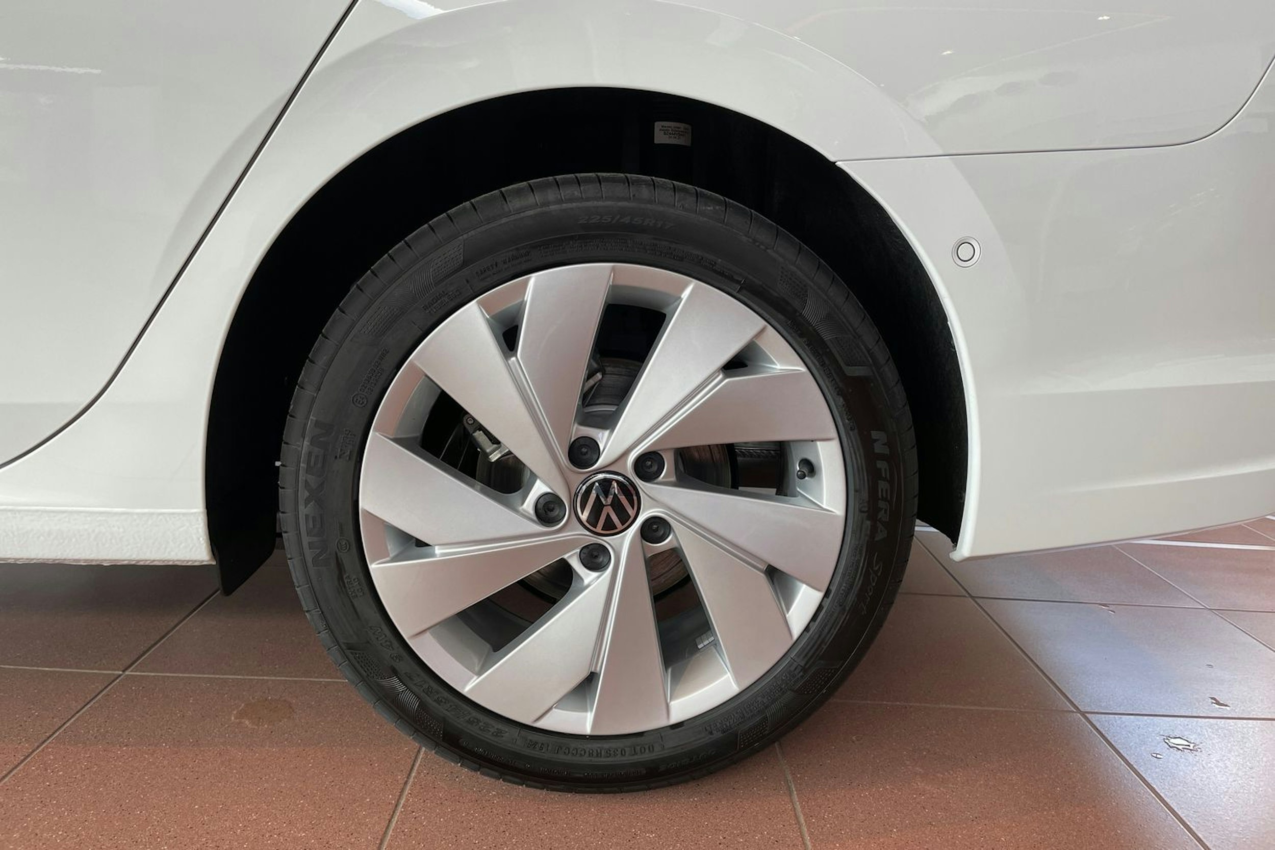 valkoinen Volkswagen Golf 2025 kuva 10.