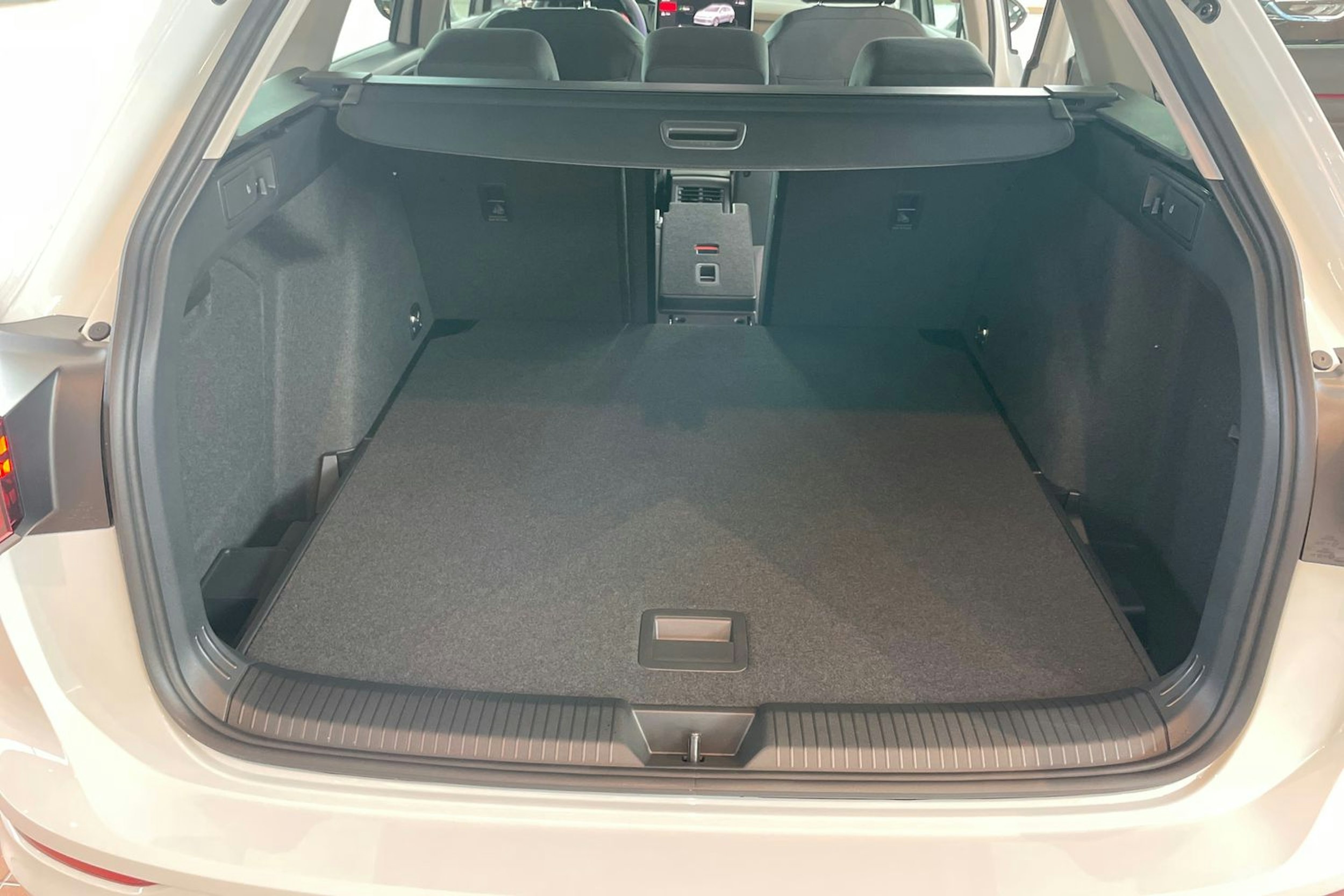valkoinen Volkswagen Golf 2025 kuva 12.