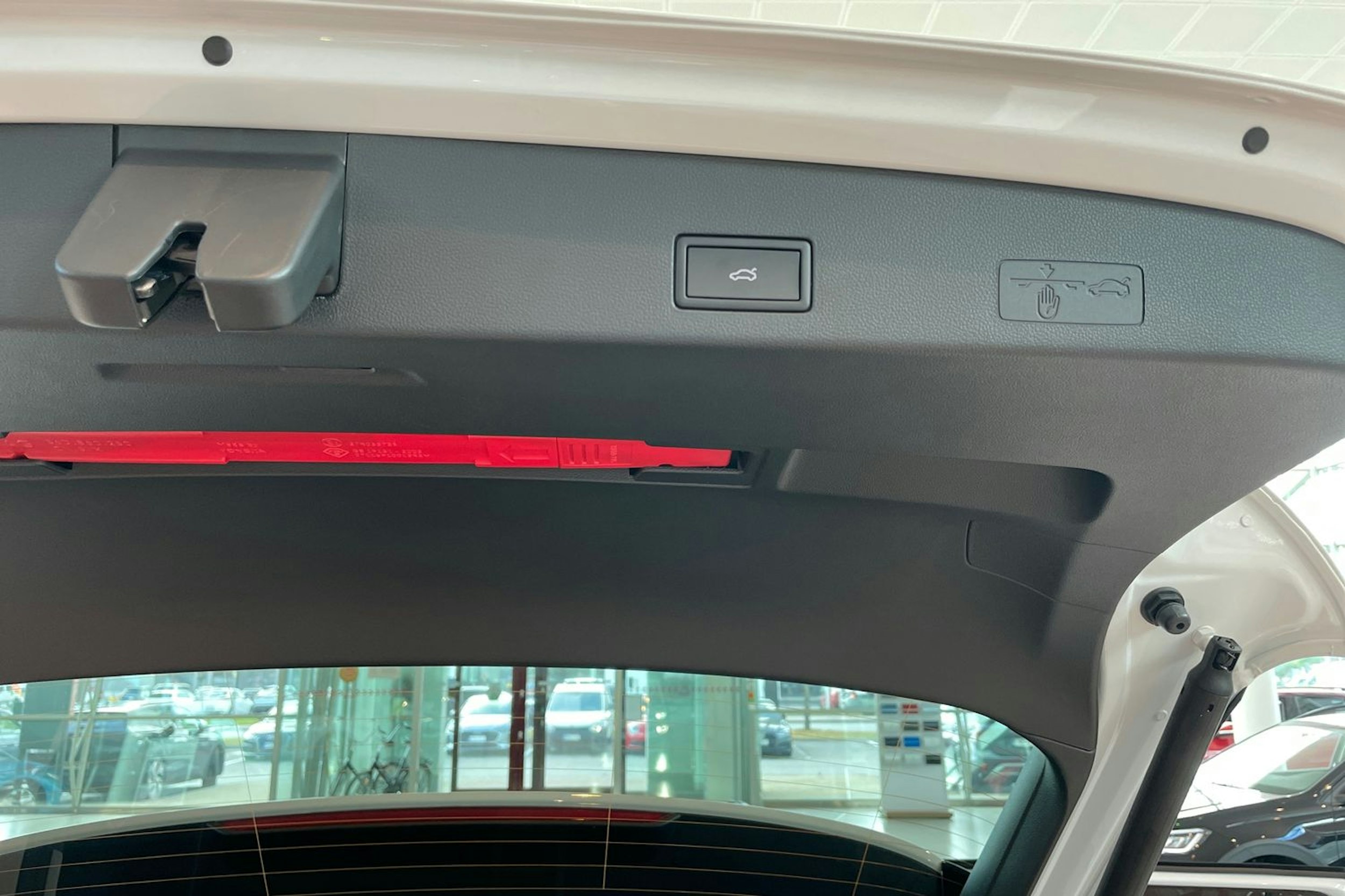 valkoinen Volkswagen Golf 2025 kuva 16.
