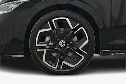 musta Volkswagen Golf 2025 kuva 9.