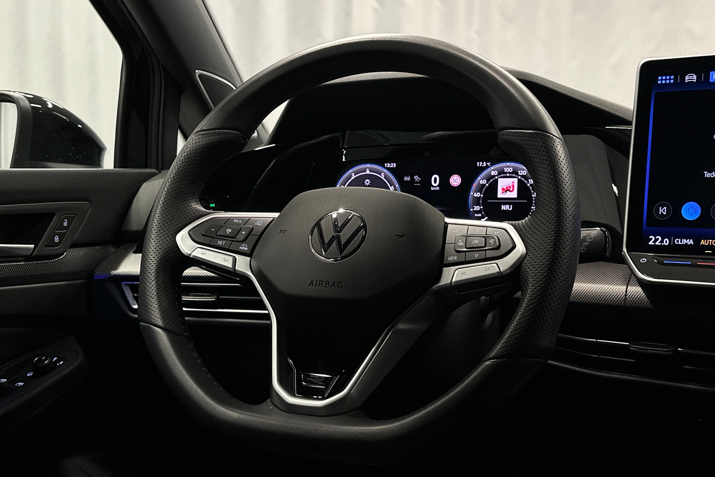 musta Volkswagen Golf 2025 kuva 16.