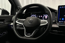 musta Volkswagen Golf 2025 kuva 16.