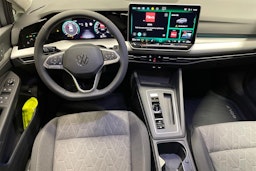 harmaa Volkswagen Golf 2025 kuva 9.