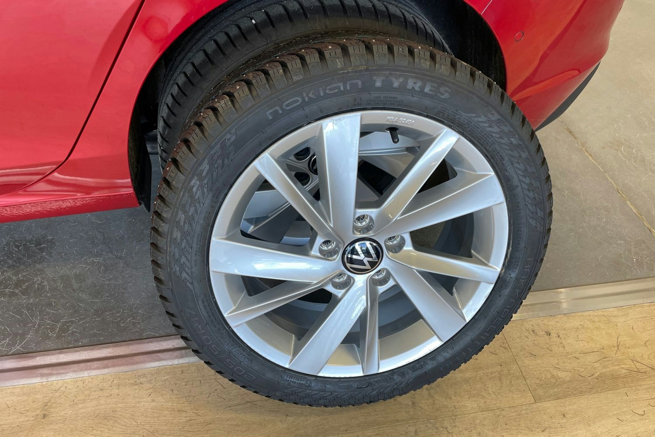 Punainen Volkswagen GOLF 2025 kuva 13.