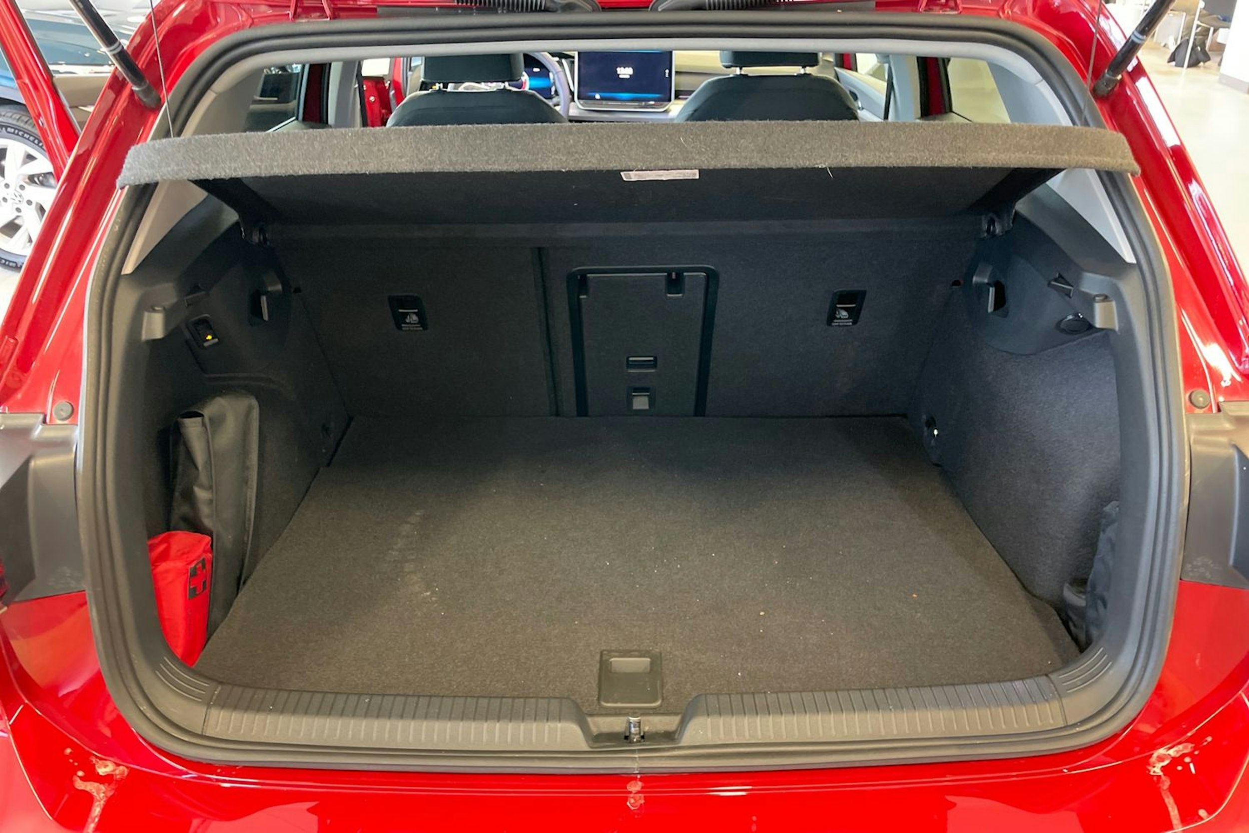 Punainen Volkswagen GOLF 2025 kuva 15.