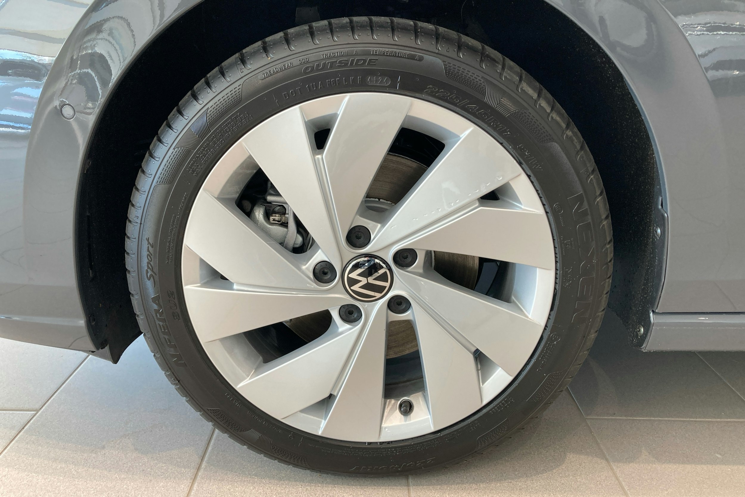 harmaa Volkswagen Golf 2025 kuva 9.