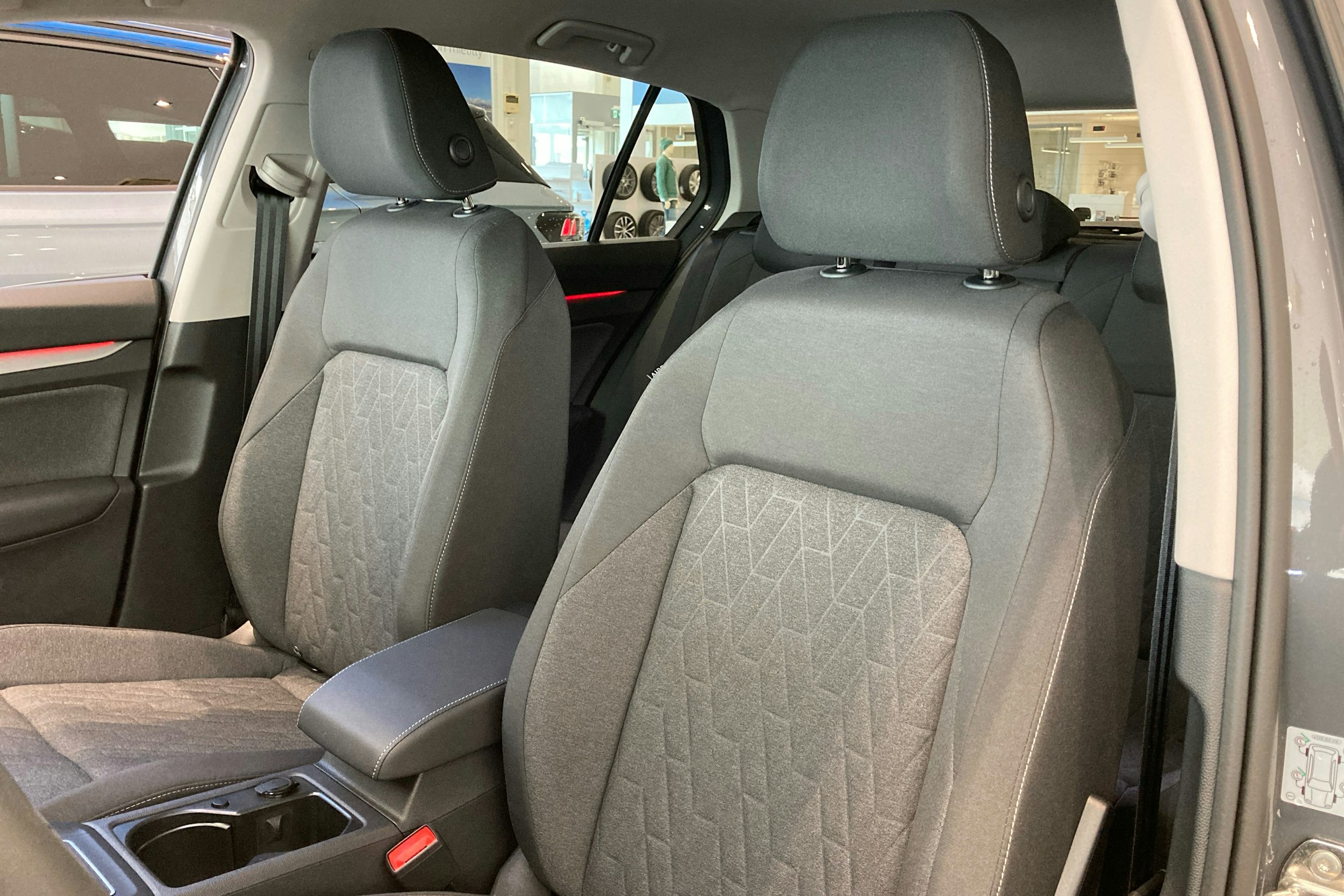 harmaa Volkswagen Golf 2025 kuva 11.