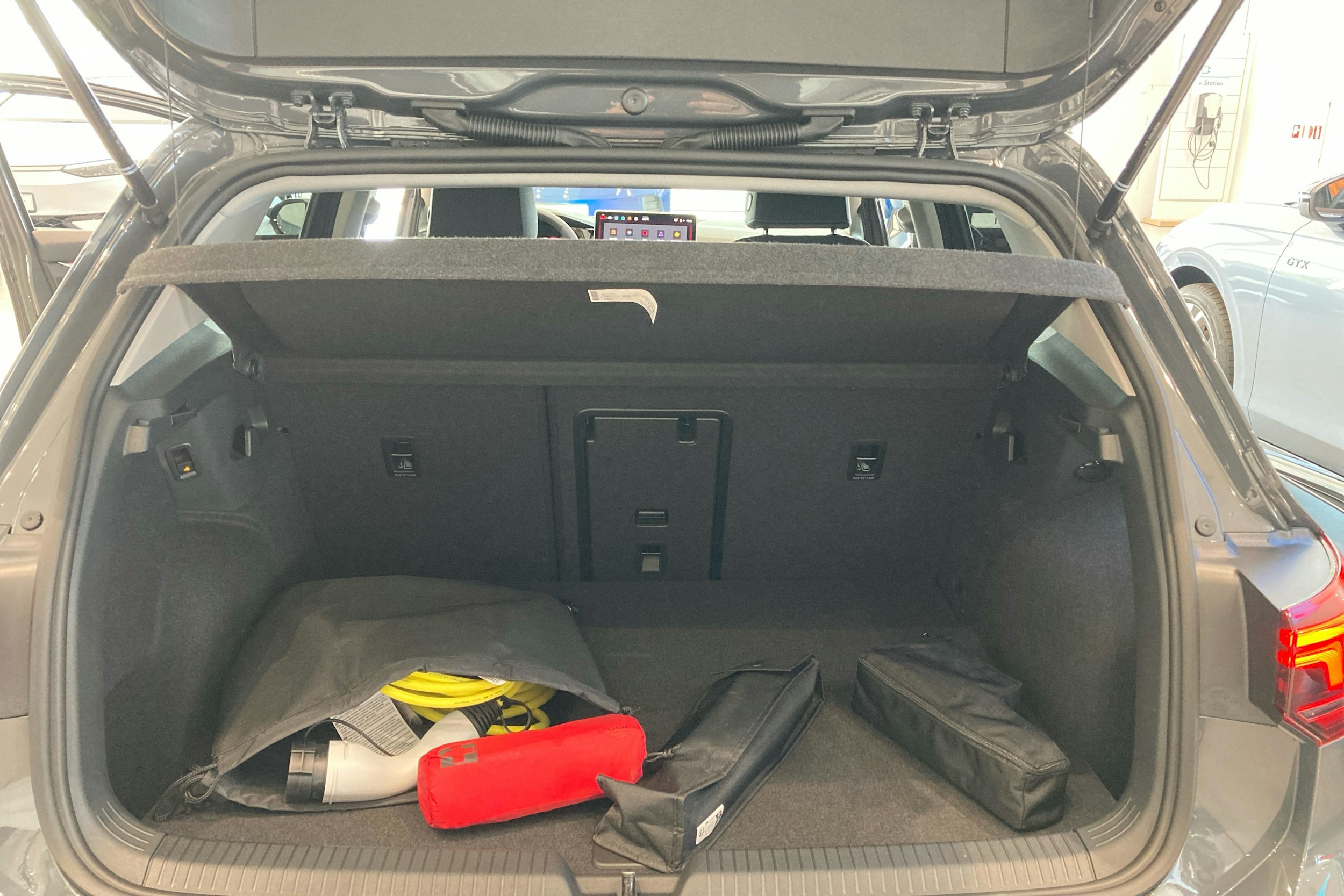 harmaa Volkswagen Golf 2025 kuva 17.