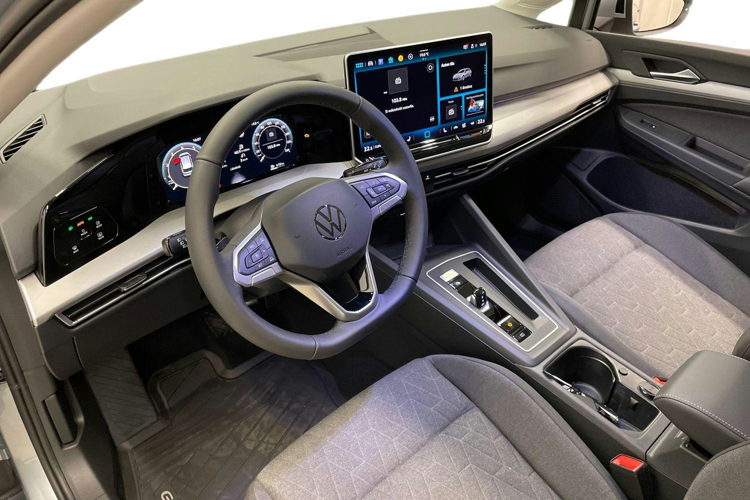 harmaa Volkswagen Golf 2025 kuva 6.