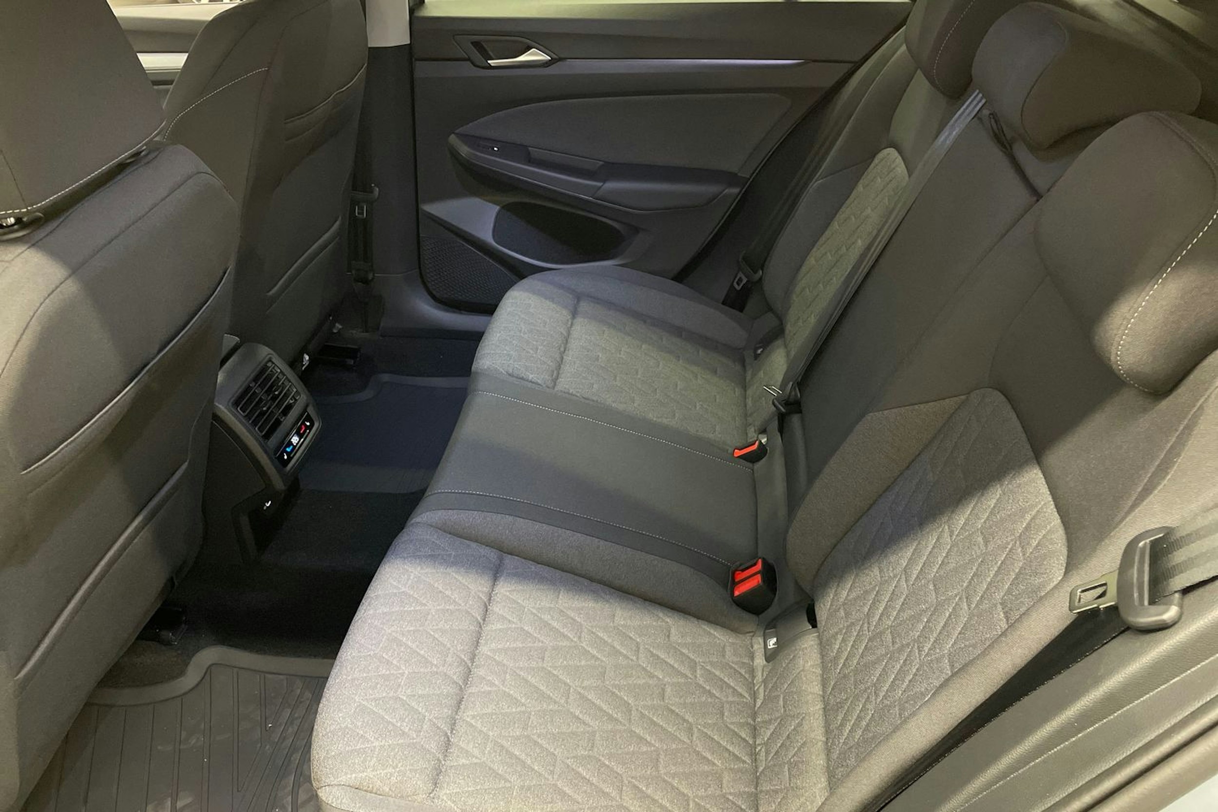 harmaa Volkswagen Golf 2025 kuva 8.