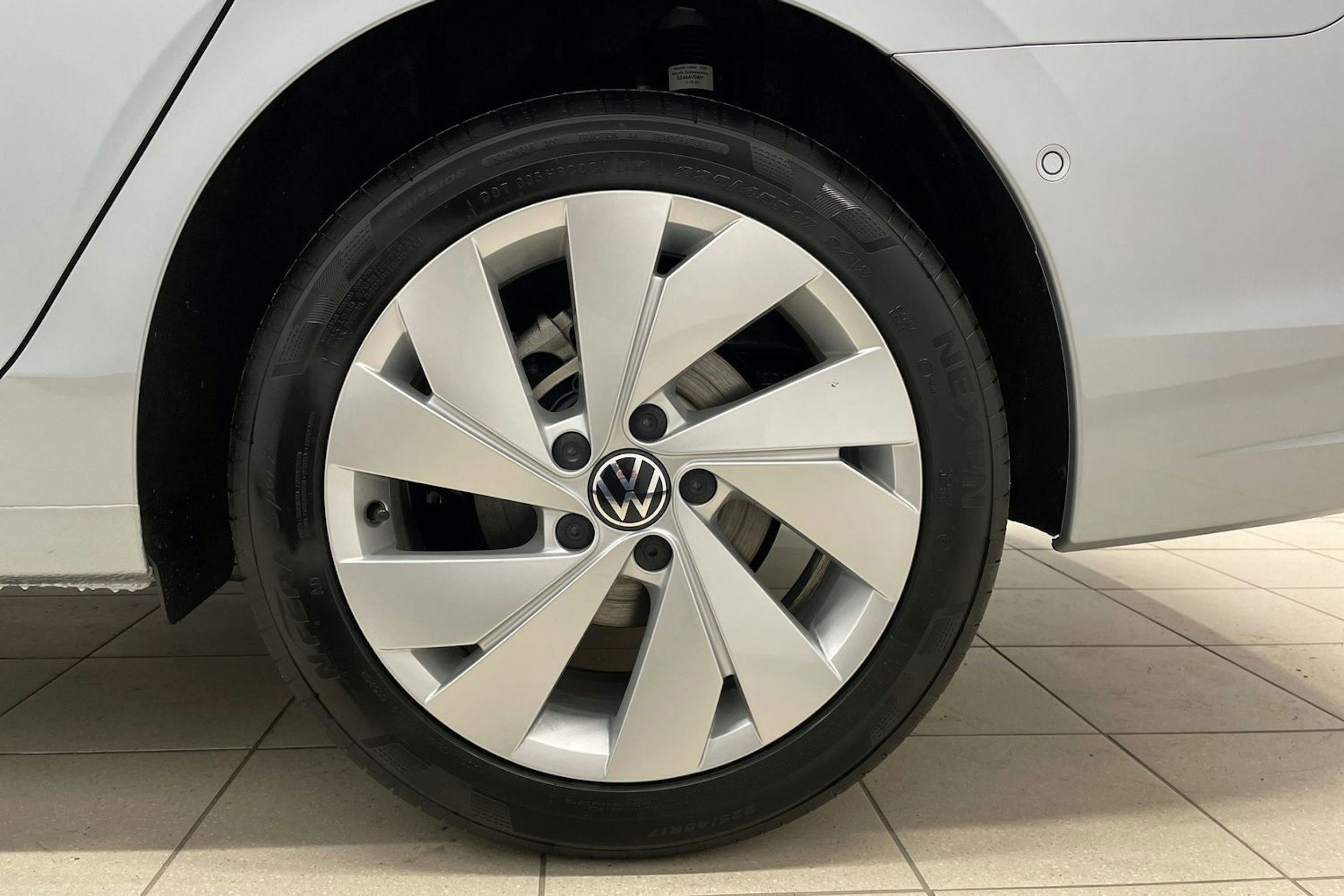 harmaa Volkswagen Golf 2025 kuva 9.