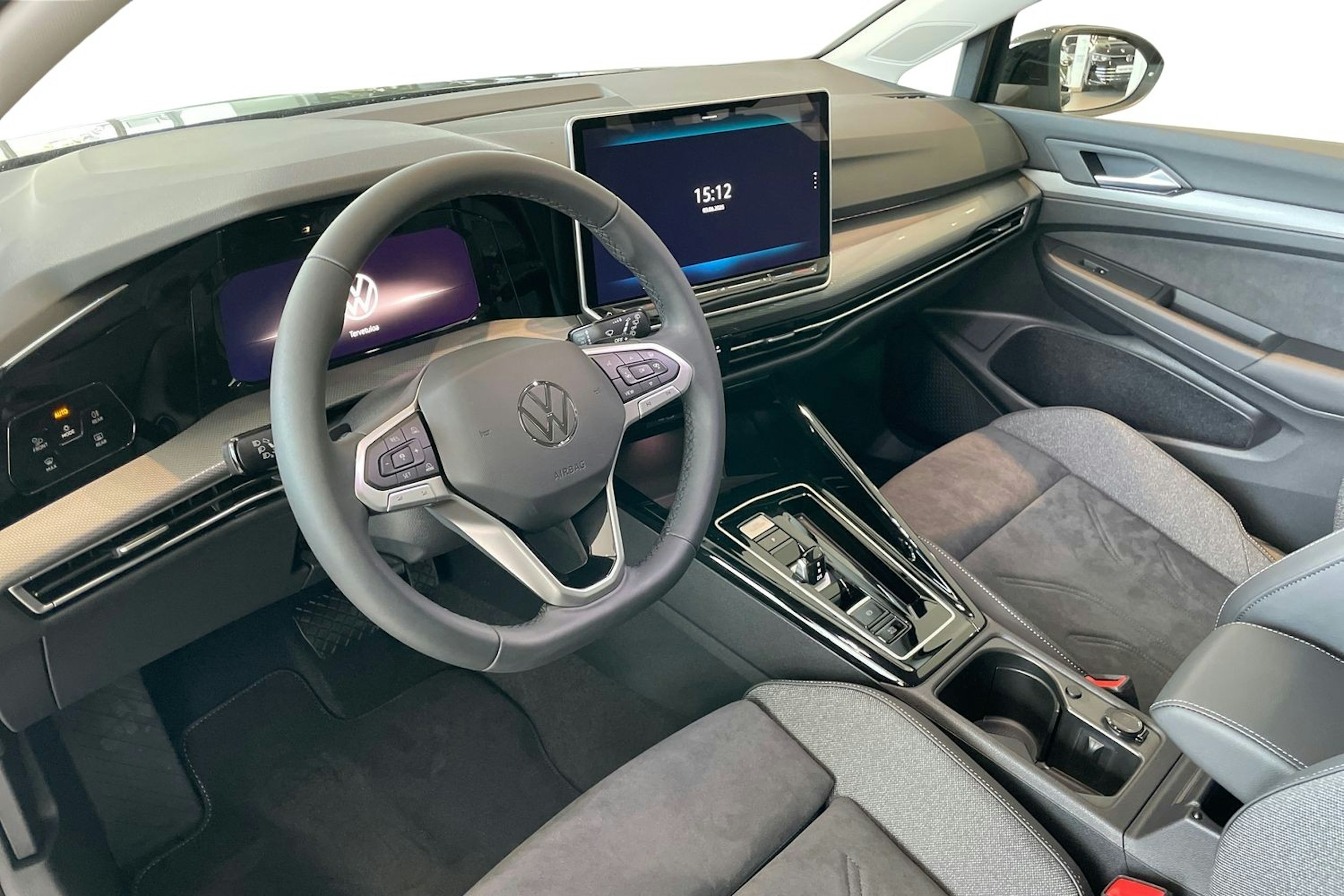 musta Volkswagen Golf 2025 kuva 6.