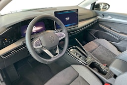 musta Volkswagen Golf 2025 kuva 6.