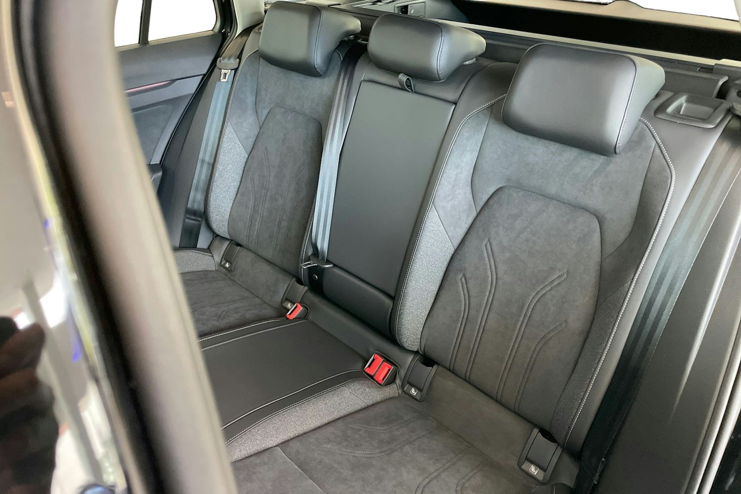 musta Volkswagen Golf 2025 kuva 8.