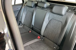 musta Volkswagen Golf 2025 kuva 8.