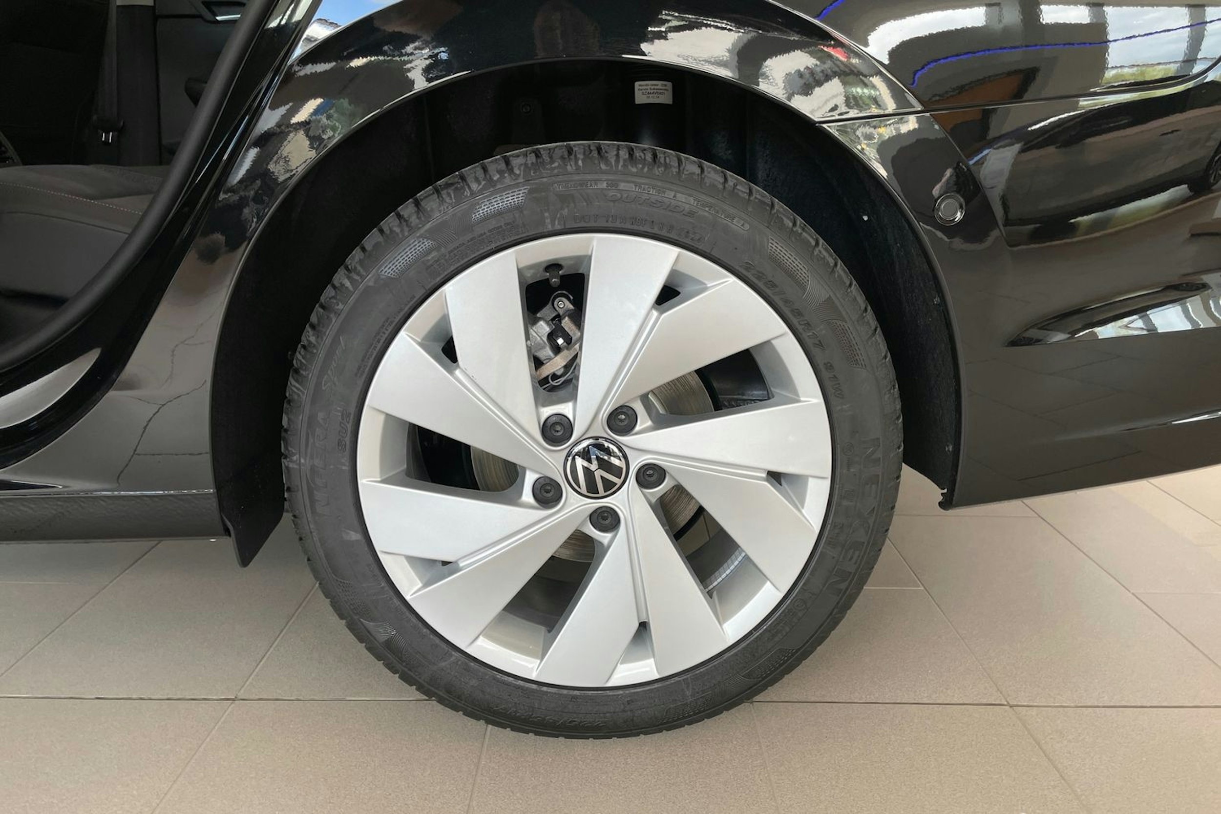 musta Volkswagen Golf 2025 kuva 10.