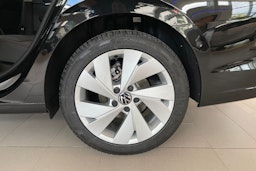 musta Volkswagen Golf 2025 kuva 10.