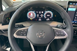 musta Volkswagen Golf 2025 kuva 13.