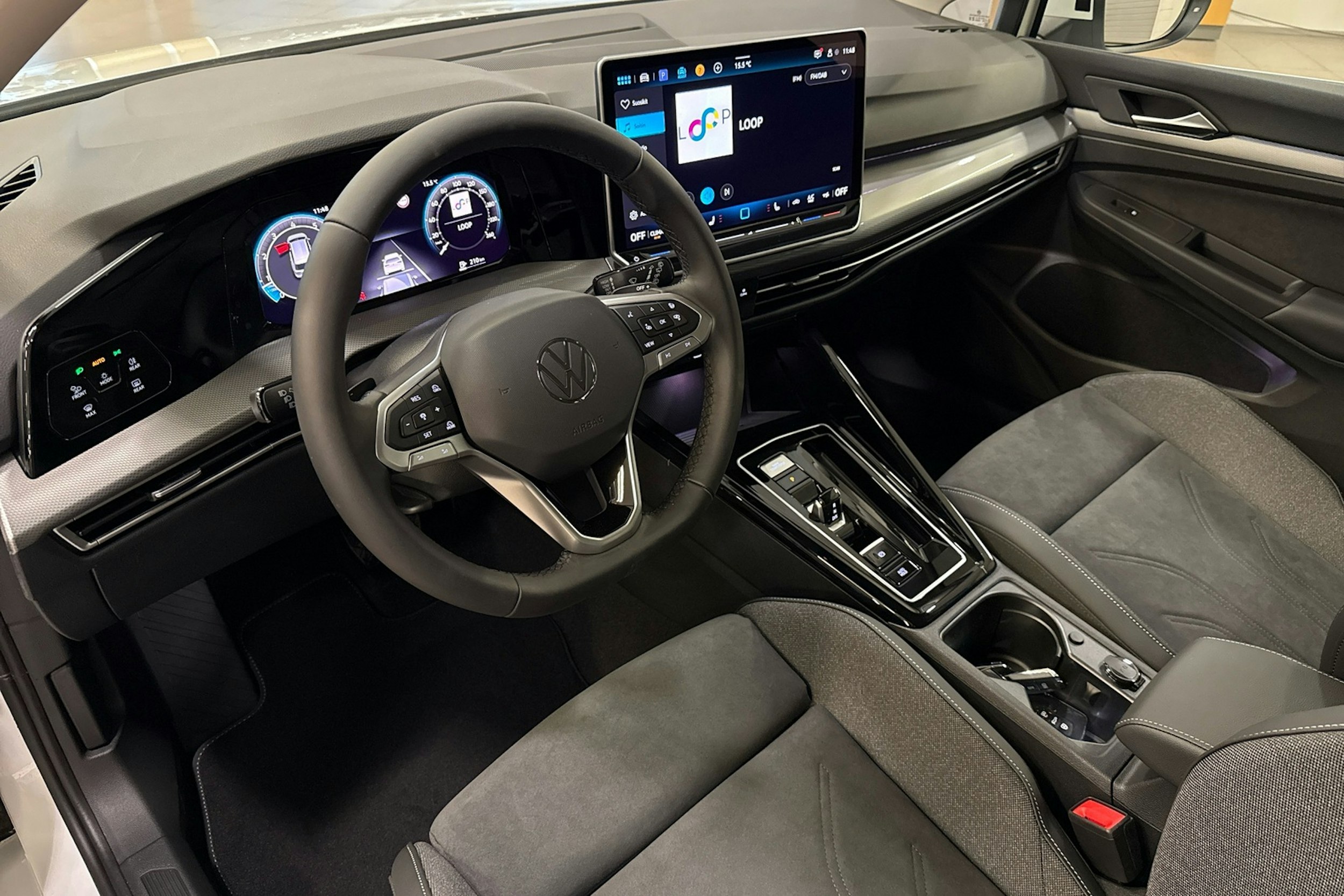 valkoinen Volkswagen Golf 2025 kuva 6.