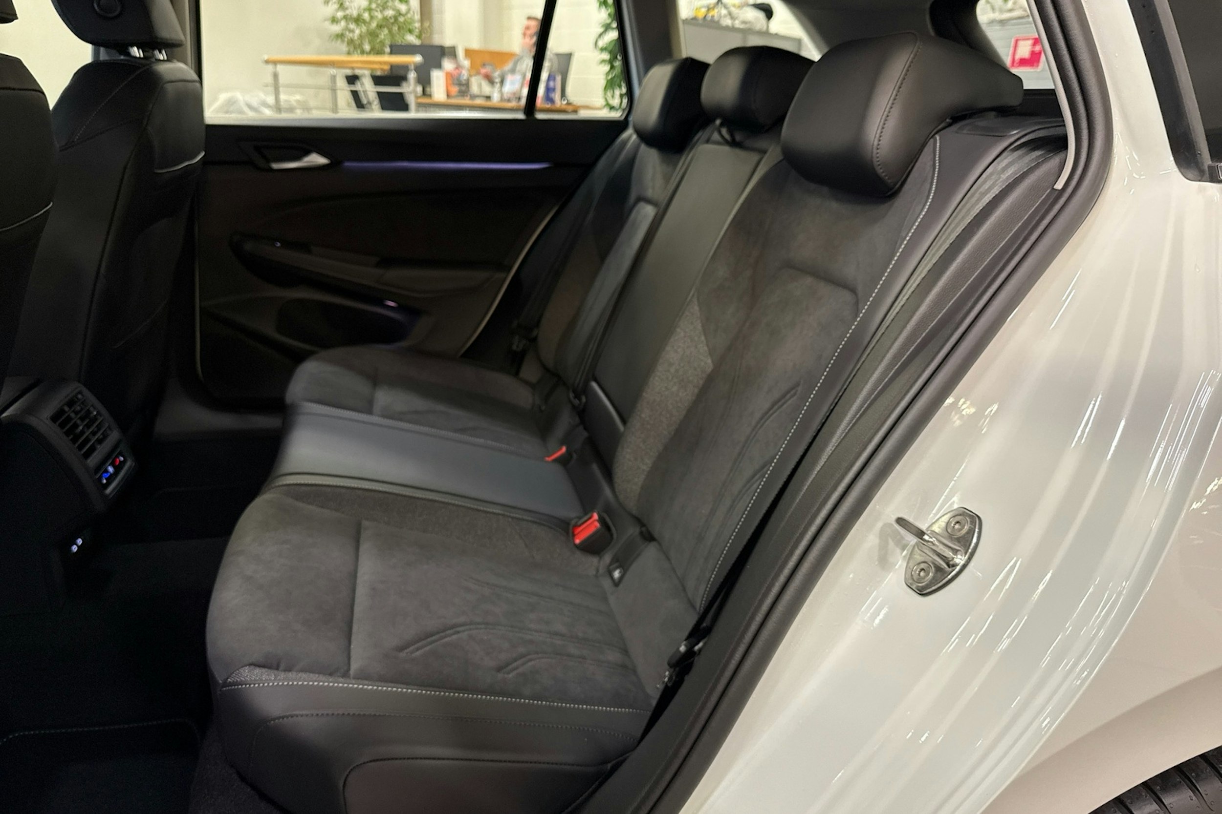 valkoinen Volkswagen Golf 2025 kuva 8.