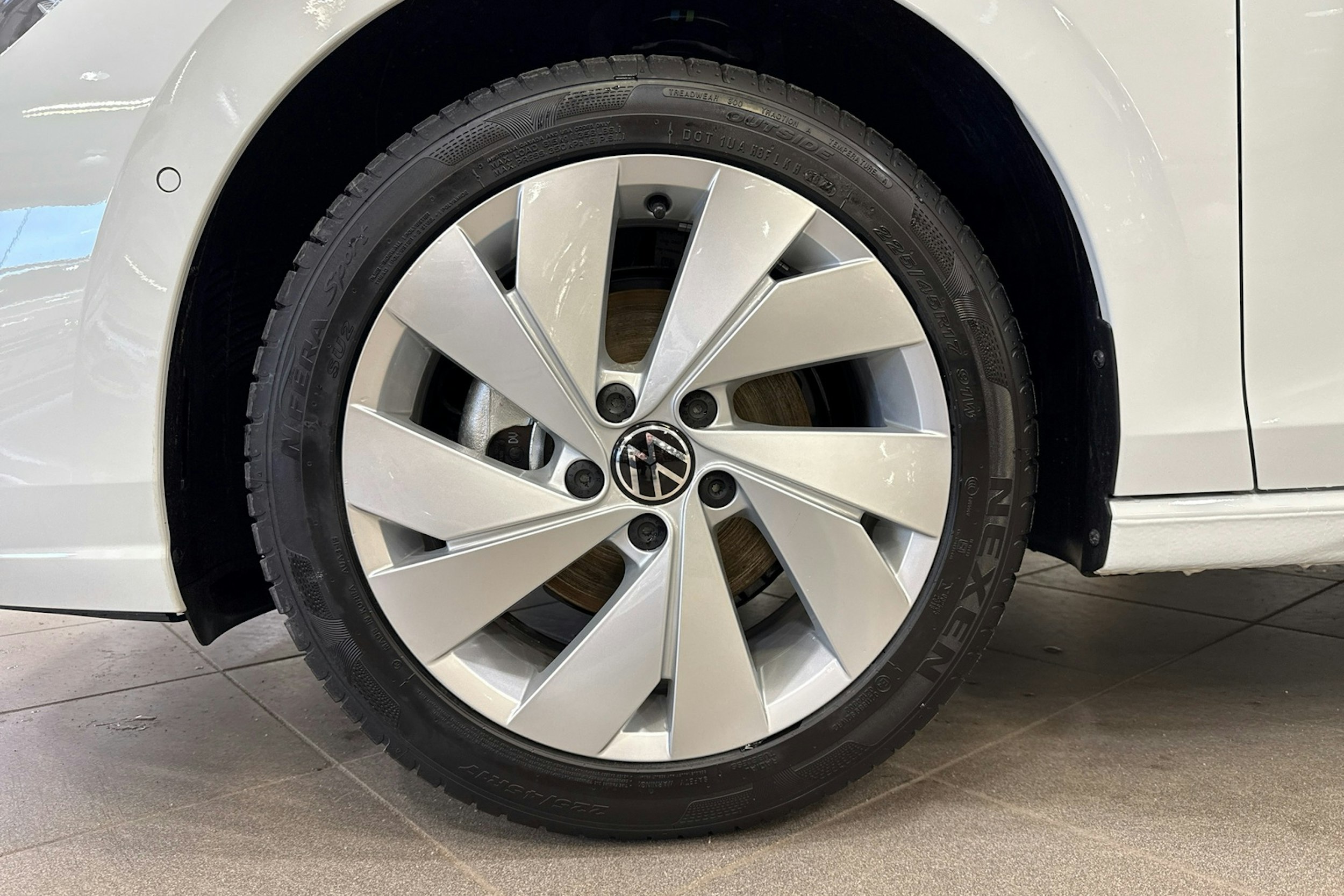 valkoinen Volkswagen Golf 2025 kuva 9.