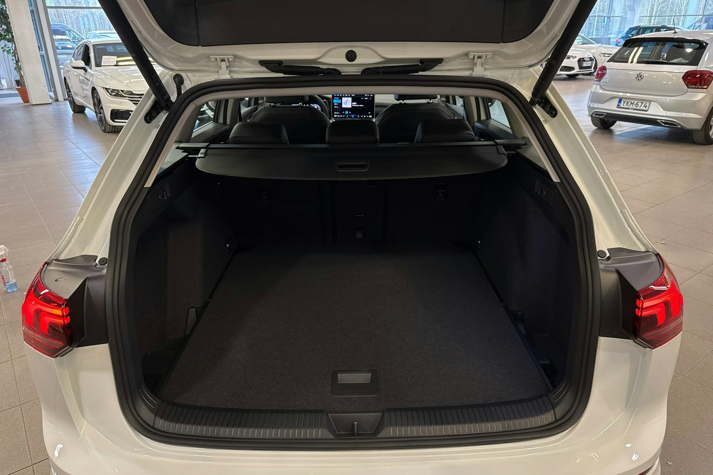 valkoinen Volkswagen Golf 2025 kuva 12.