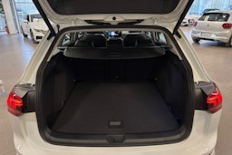 valkoinen Volkswagen Golf 2025 kuva 12.