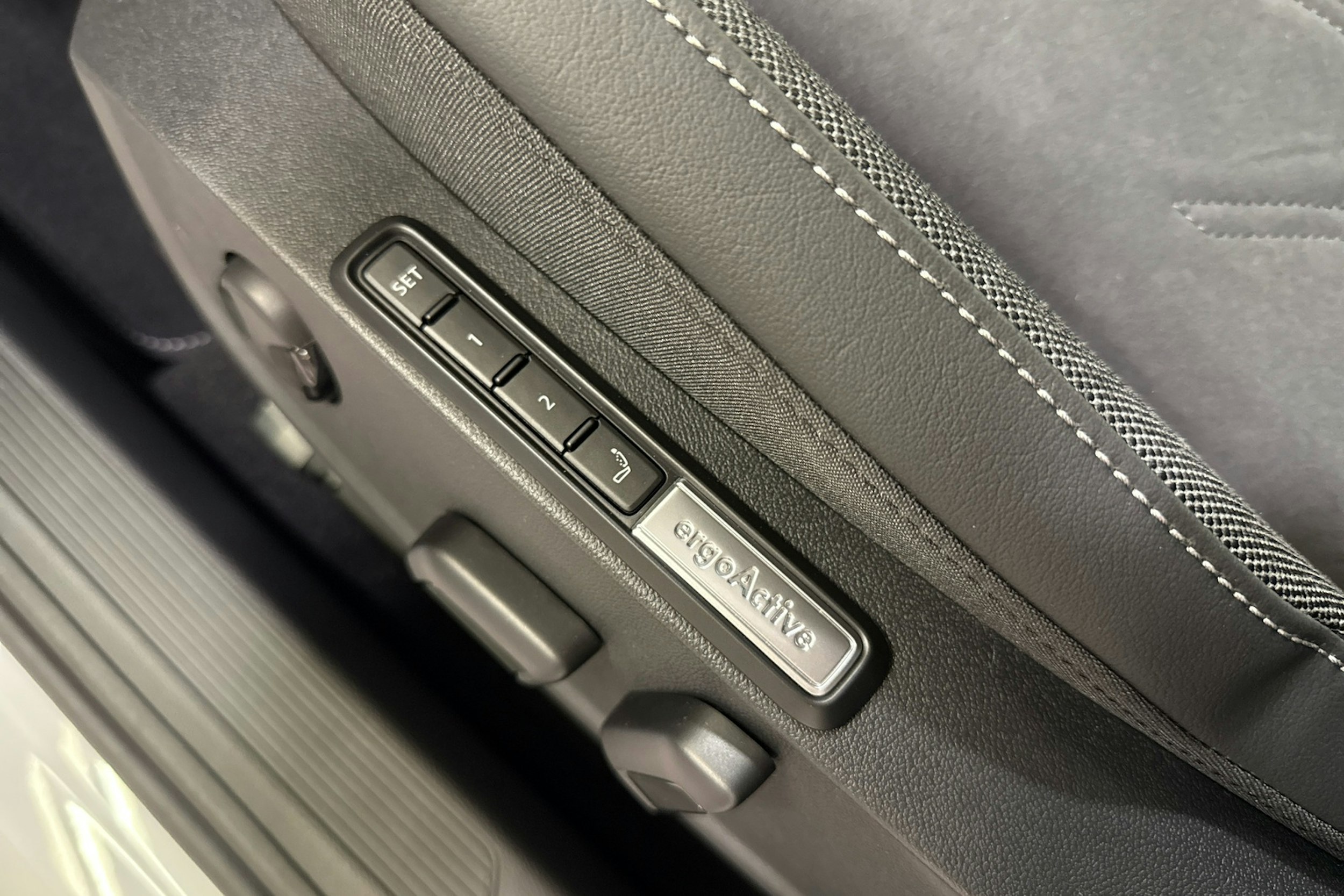 valkoinen Volkswagen Golf 2025 kuva 15.