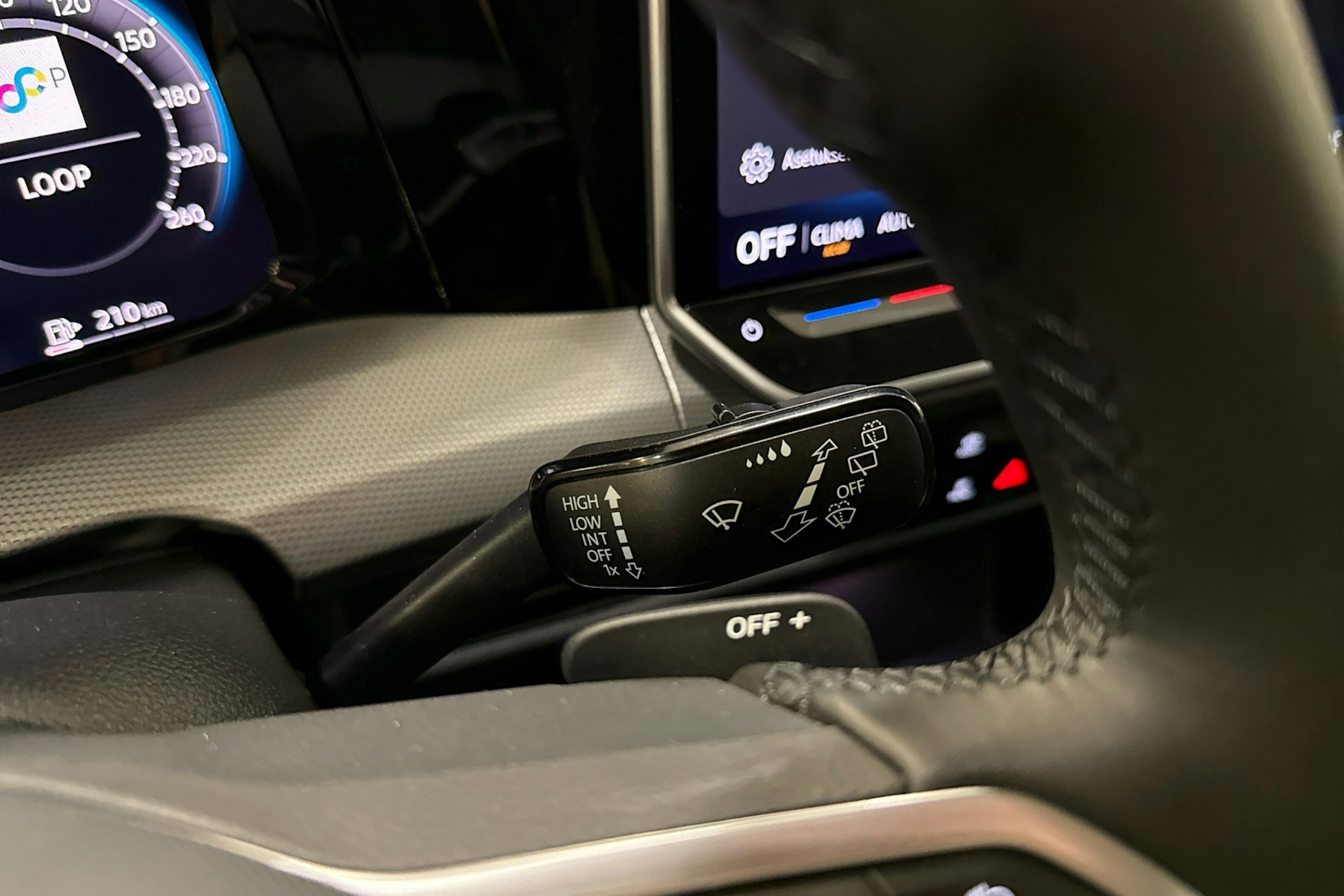 valkoinen Volkswagen Golf 2025 kuva 19.