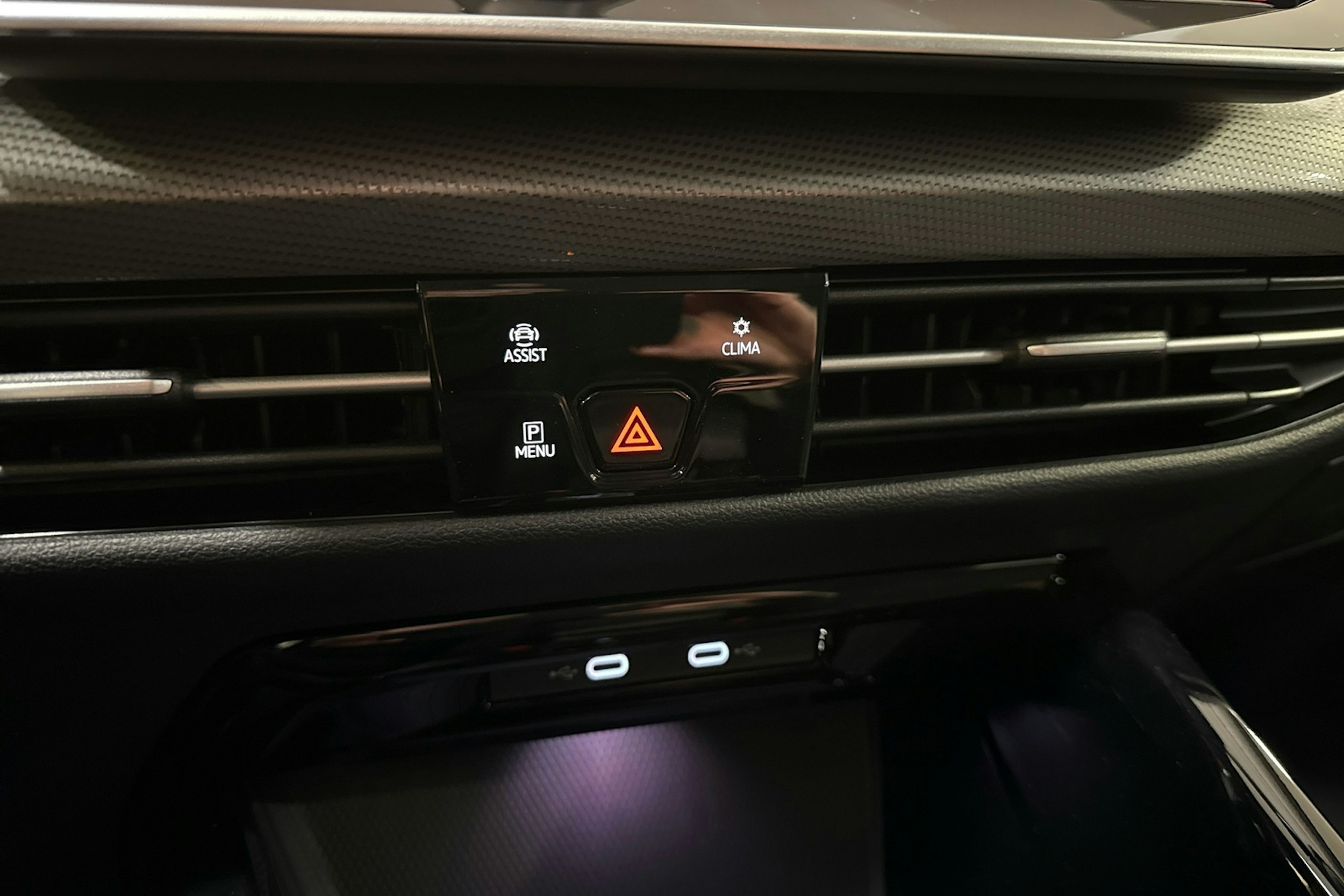 valkoinen Volkswagen Golf 2025 kuva 22.