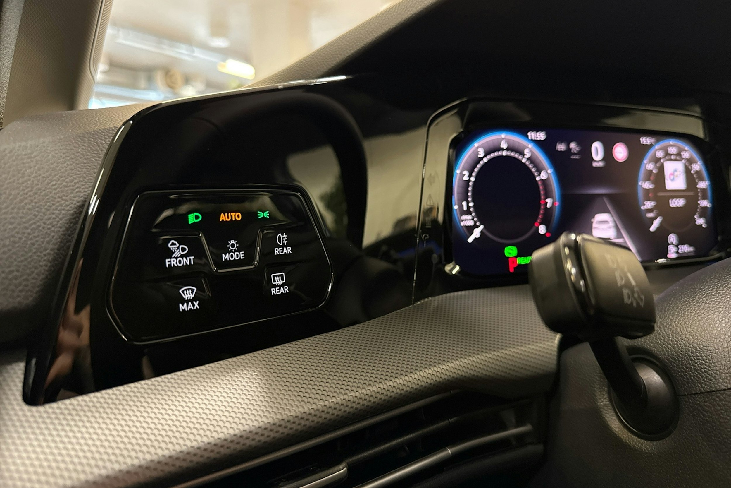 valkoinen Volkswagen Golf 2025 kuva 31.