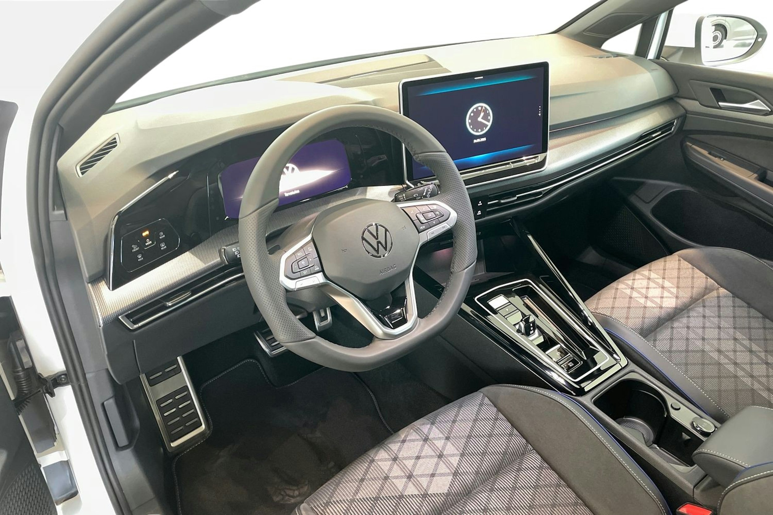 valkoinen Volkswagen Golf 2025 kuva 6.