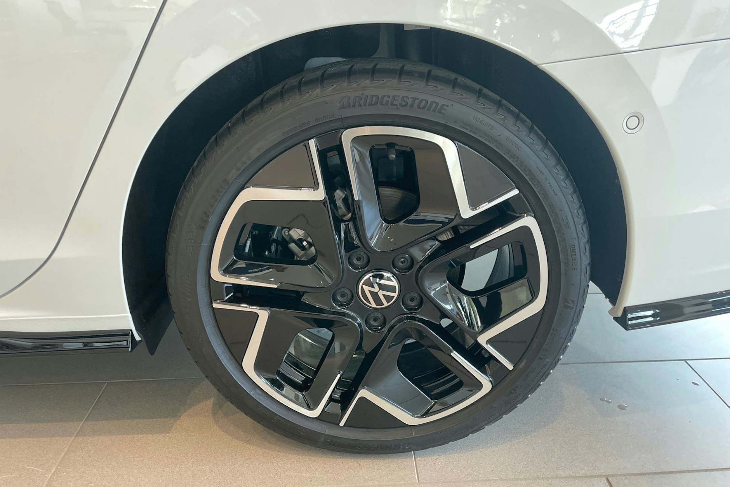 valkoinen Volkswagen Golf 2025 kuva 10.