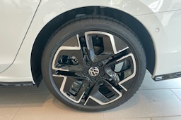 valkoinen Volkswagen Golf 2025 kuva 10.