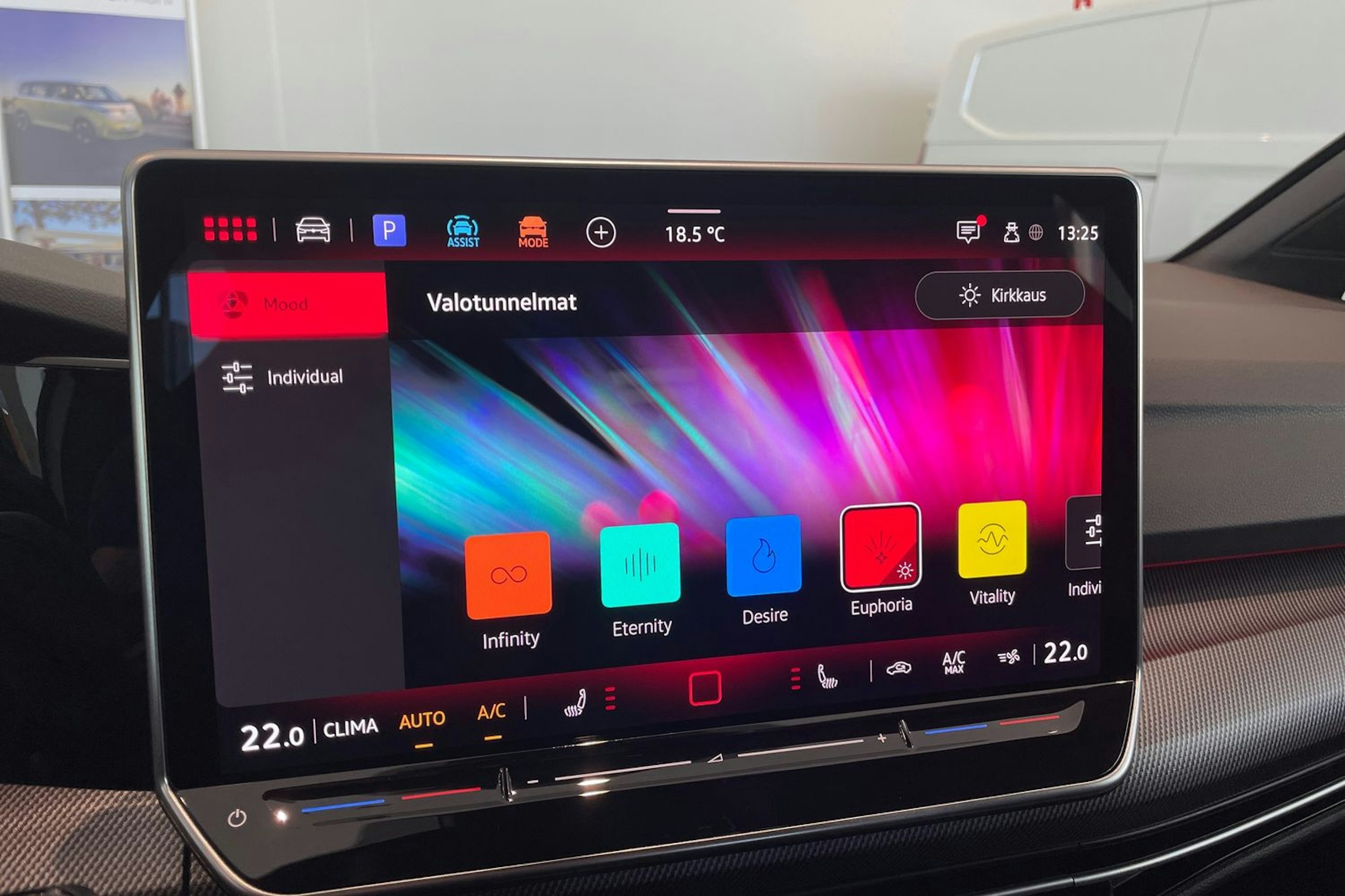 valkoinen Volkswagen Golf 2025 kuva 12.
