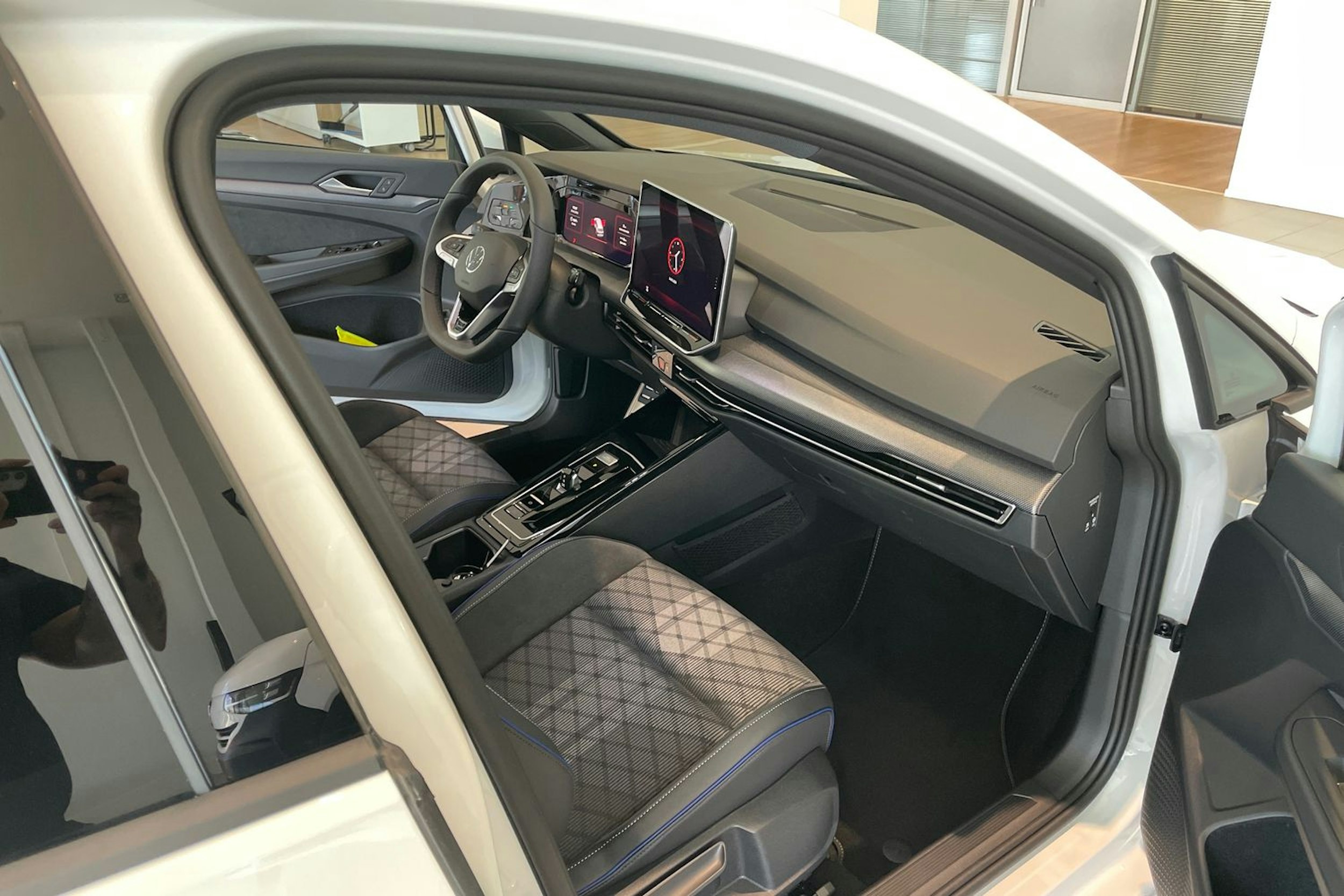 valkoinen Volkswagen Golf 2025 kuva 16.