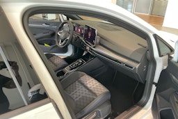 valkoinen Volkswagen Golf 2025 kuva 16.