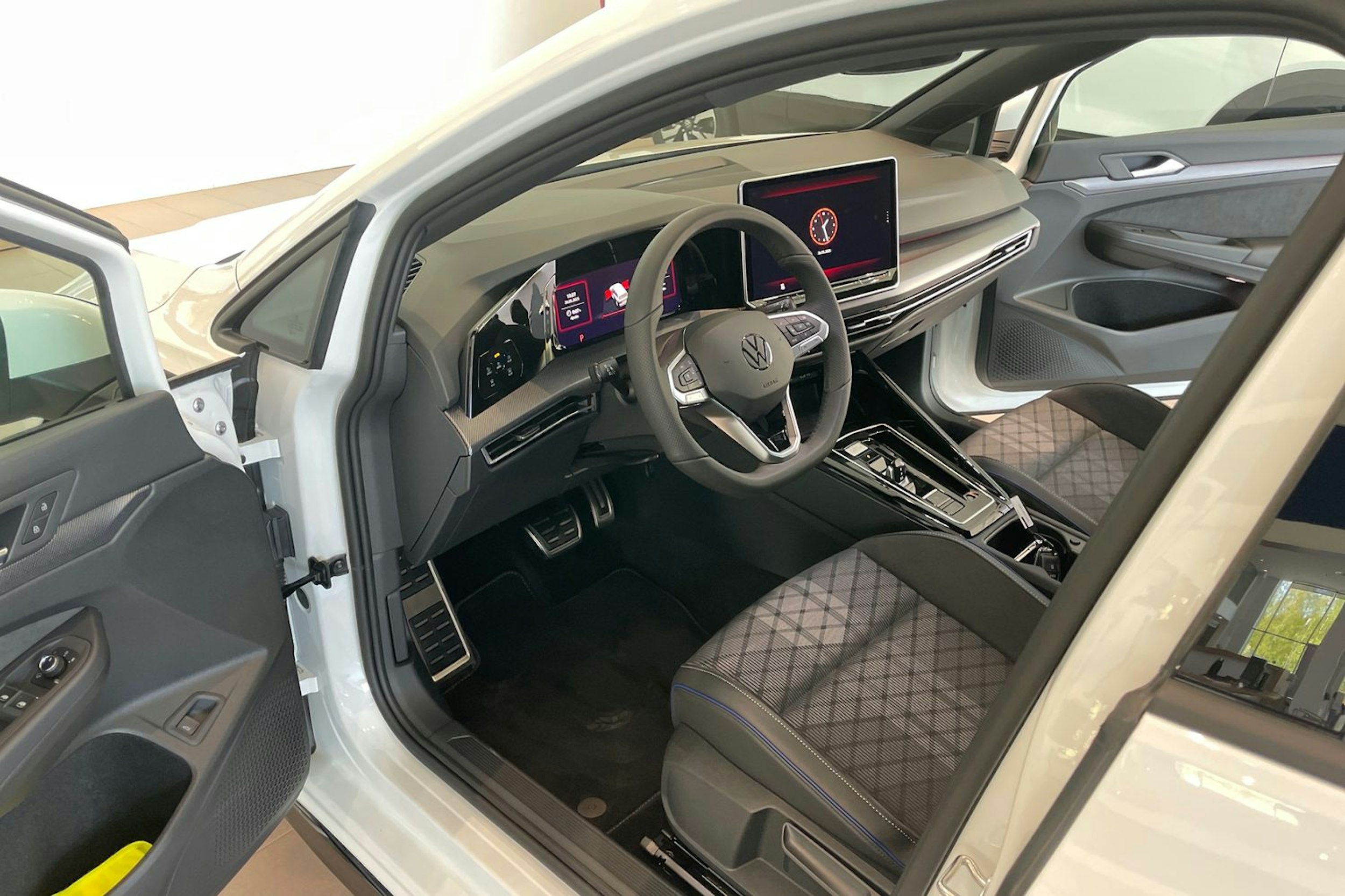 valkoinen Volkswagen Golf 2025 kuva 17.