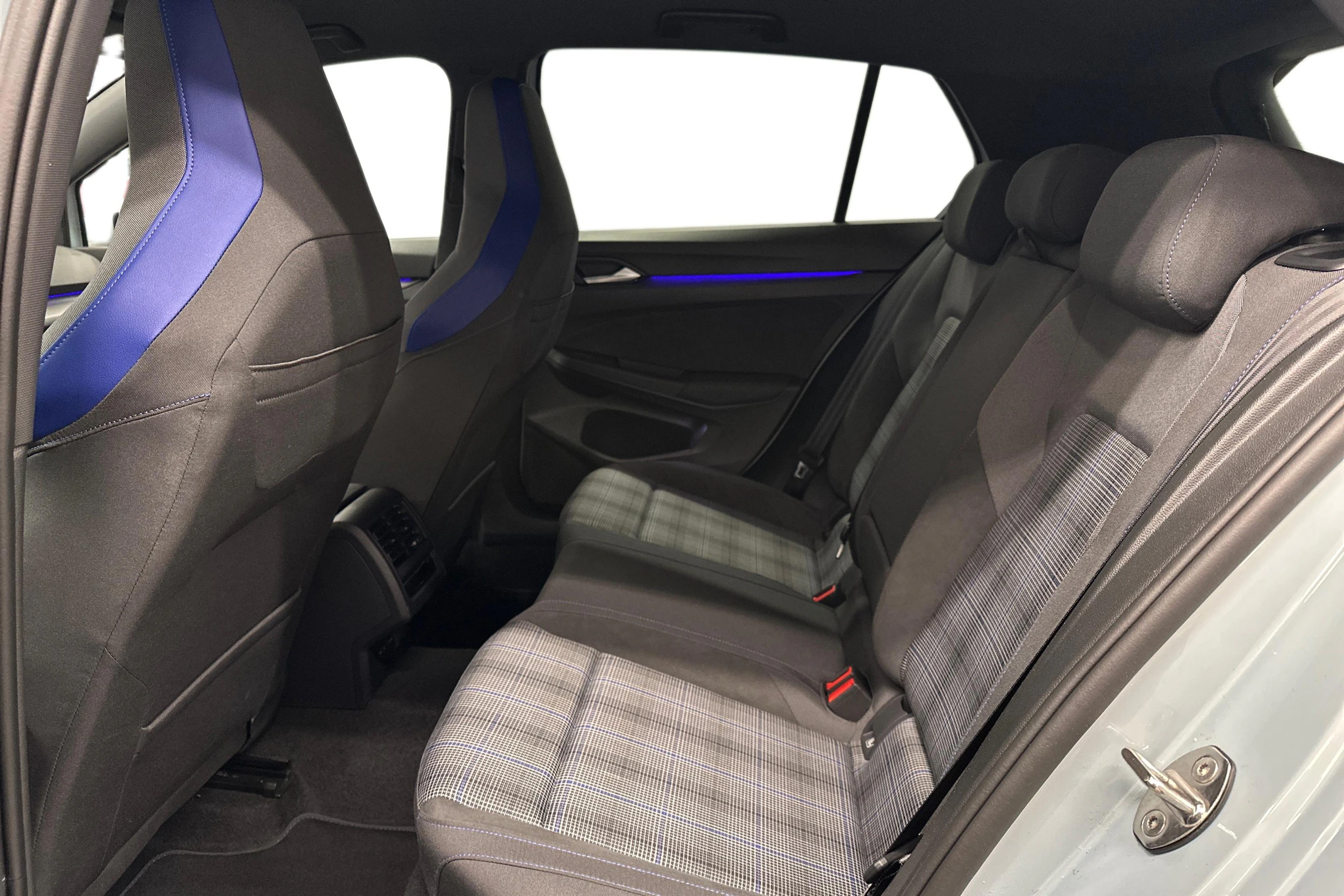 sininen Volkswagen Golf 2025 kuva 15.