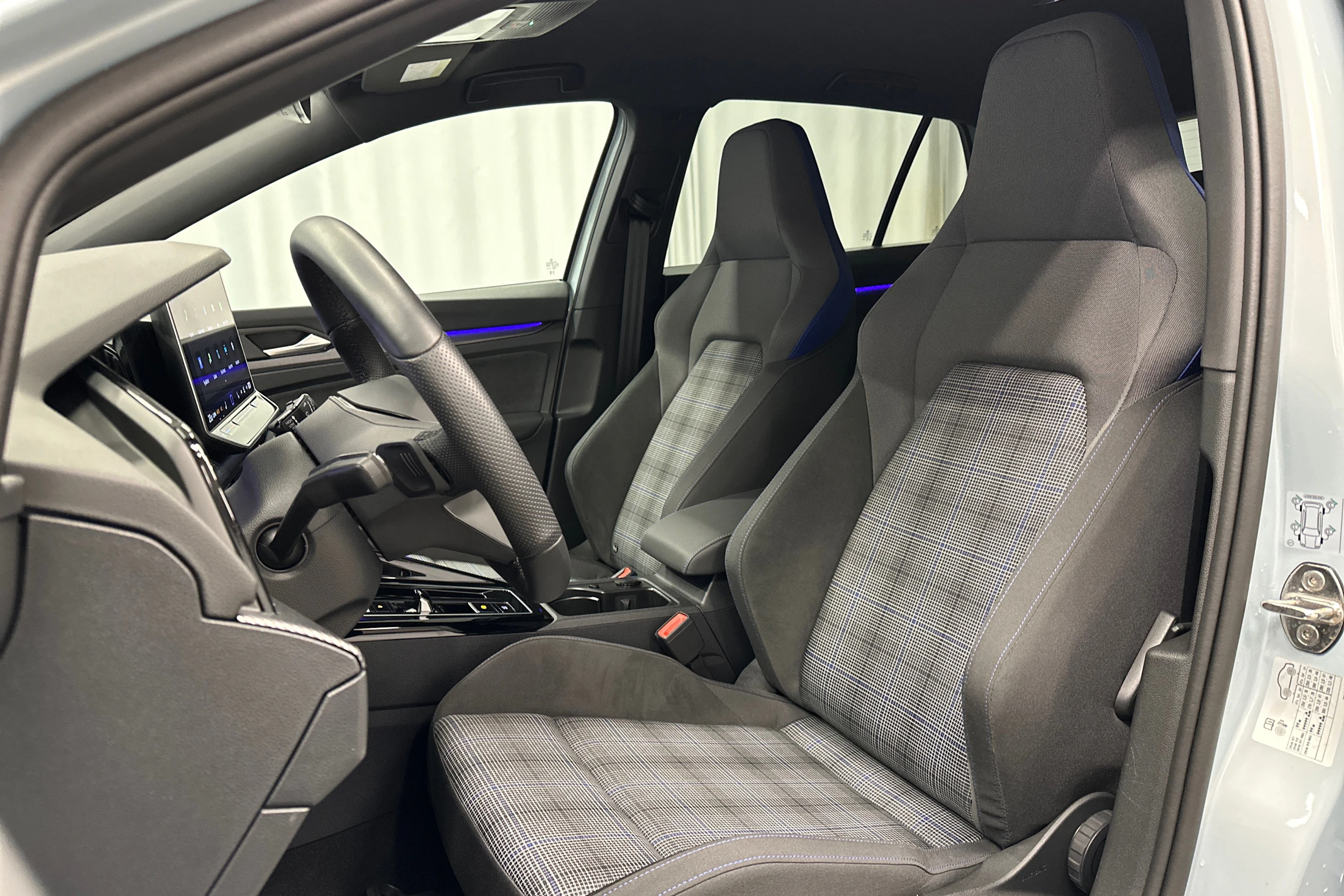 sininen Volkswagen Golf 2025 kuva 32.