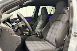 sininen Volkswagen Golf 2025 kuva 32.