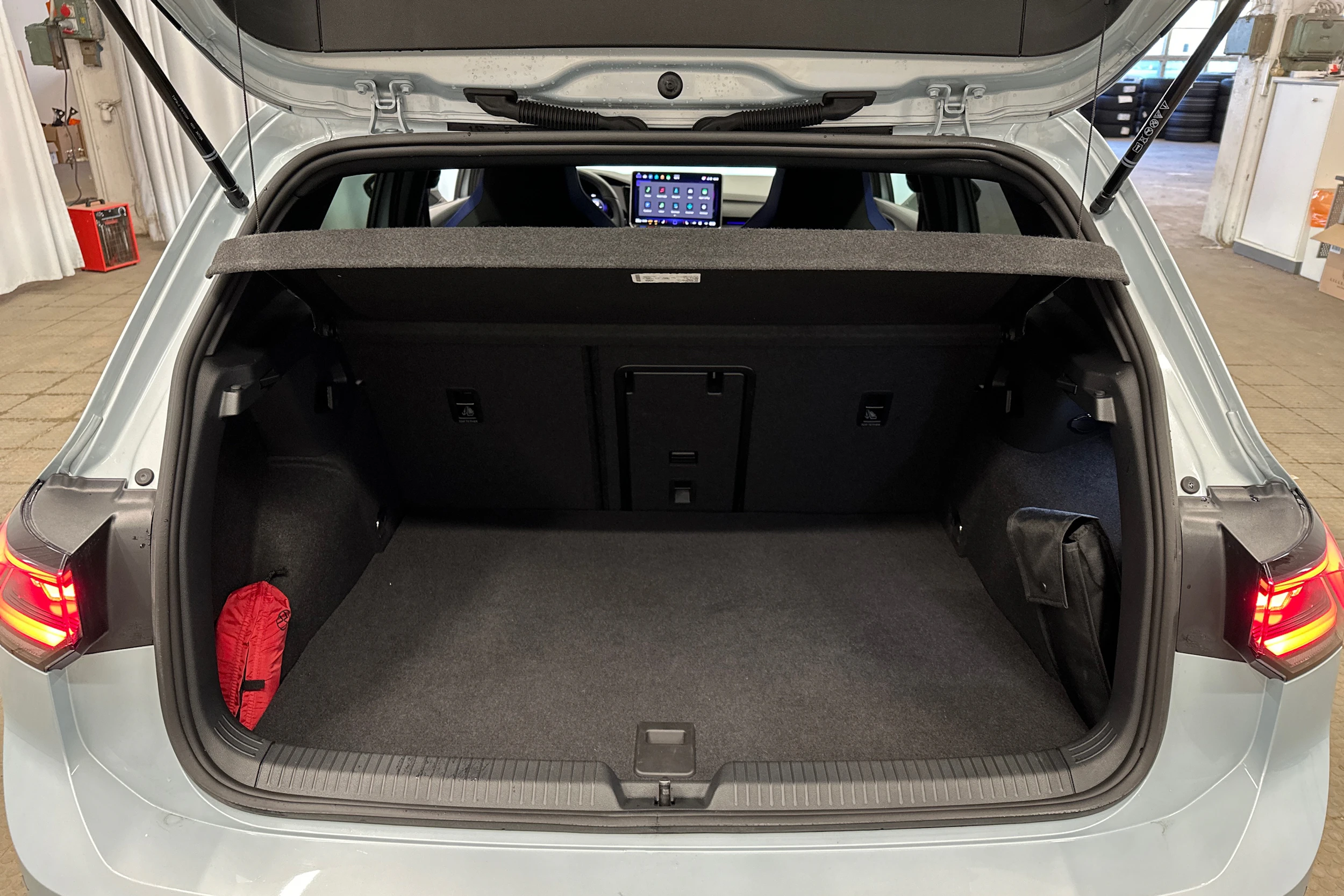 sininen Volkswagen Golf 2025 kuva 33.