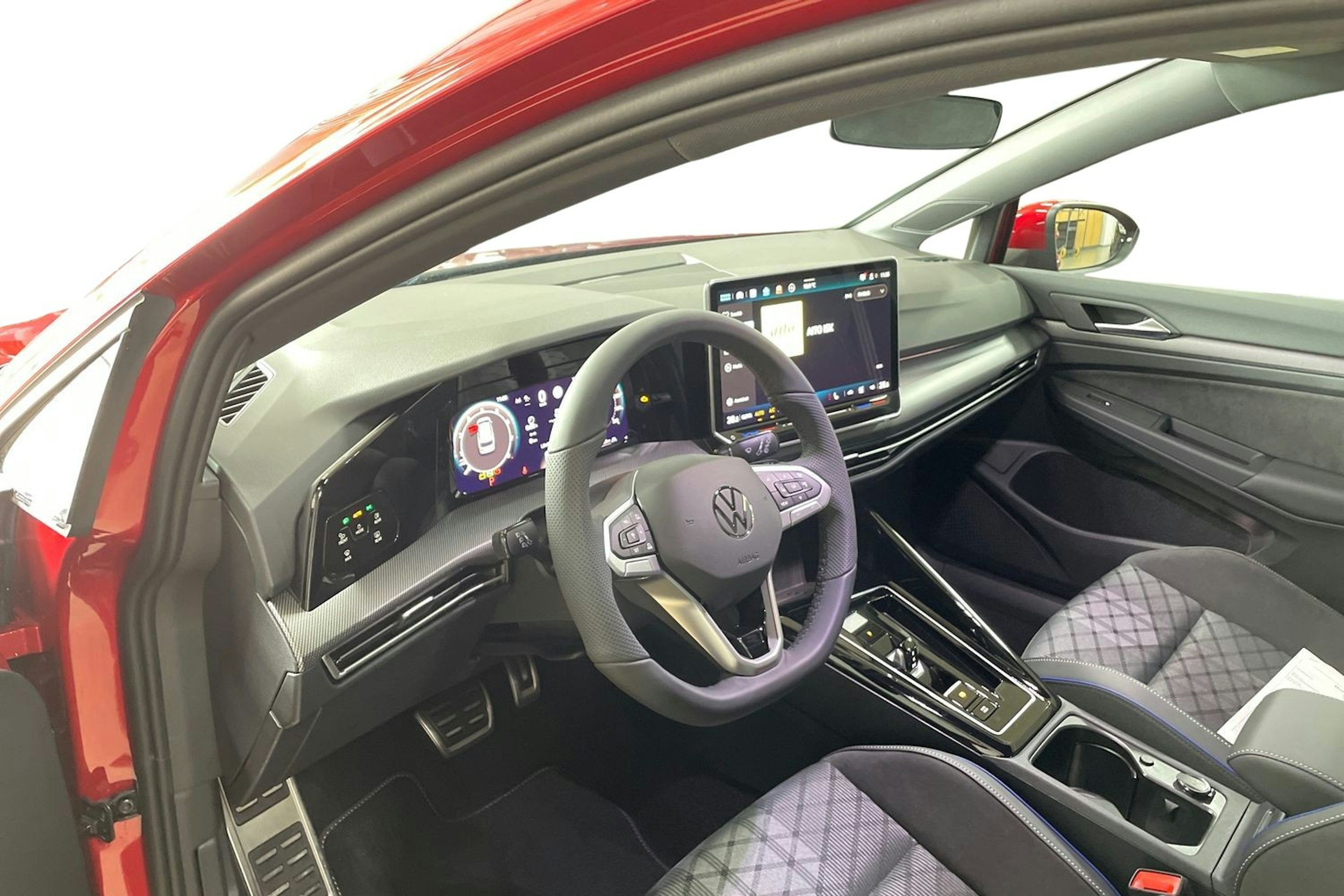 punainen Volkswagen Golf 2025 kuva 6.