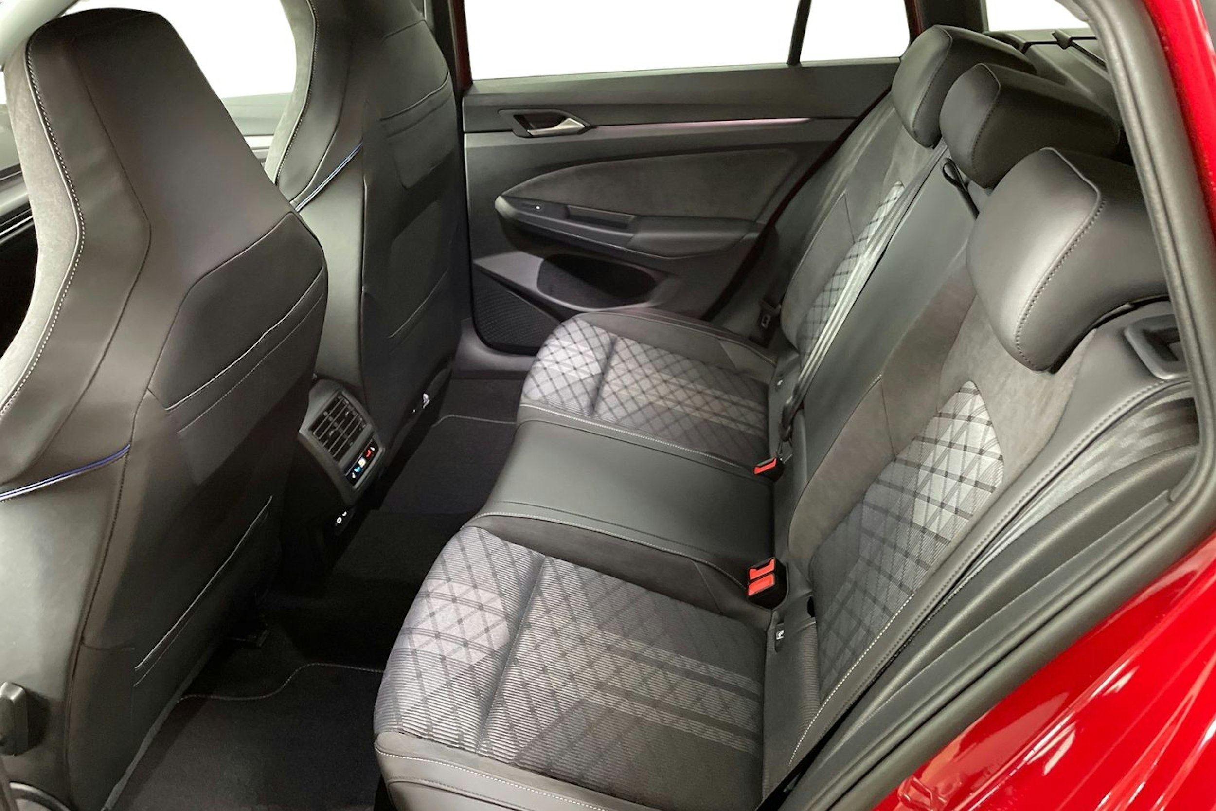 punainen Volkswagen Golf 2025 kuva 8.