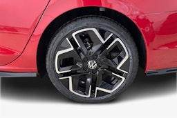 punainen Volkswagen Golf 2025 kuva 9.