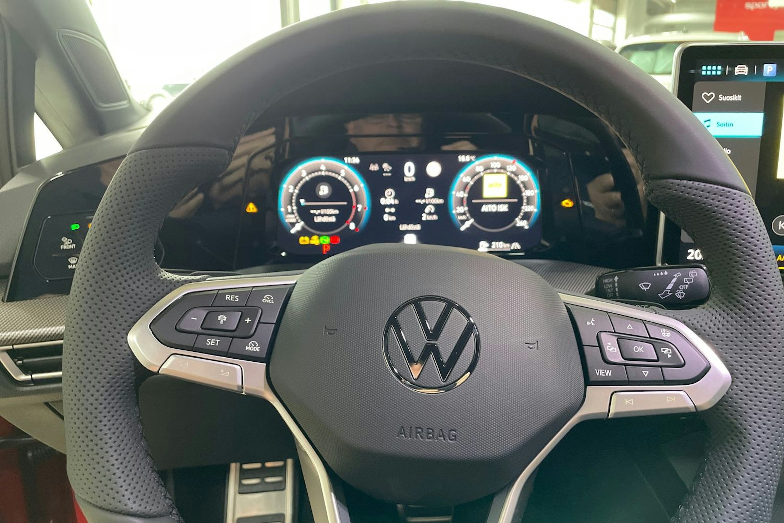 punainen Volkswagen Golf 2025 kuva 11.