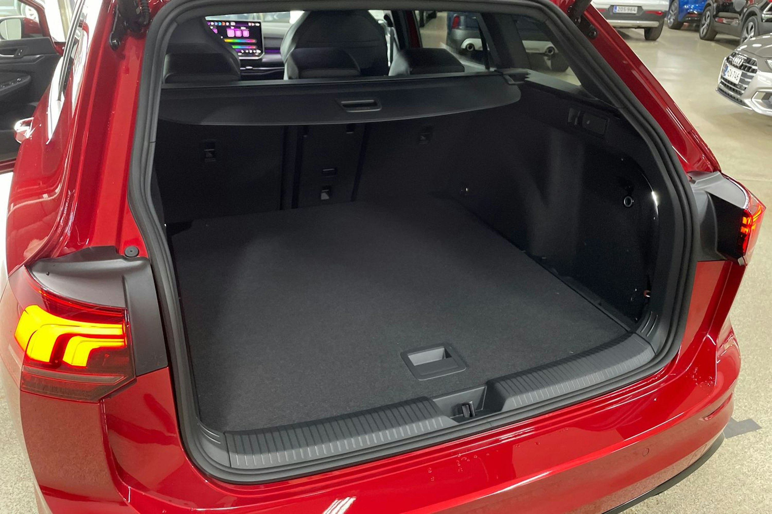 punainen Volkswagen Golf 2025 kuva 15.