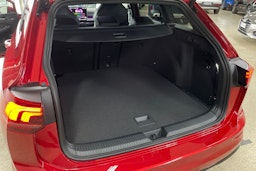 punainen Volkswagen Golf 2025 kuva 15.